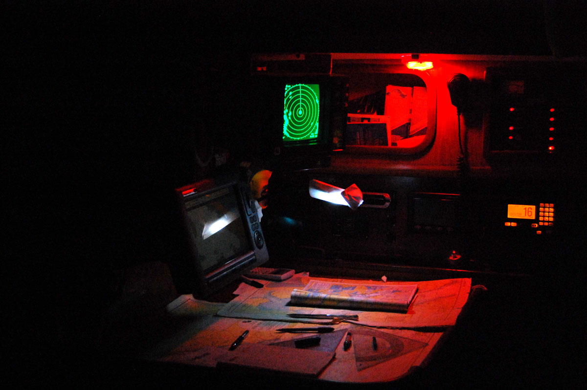 Radarbildschirm zur Navigation auf einer Segelyacht bei Nacht